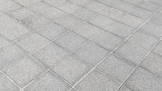 Rene fliser på terrasse efter rensning
