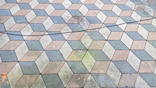 Mønstrede terrassefliser før professionel fliserens