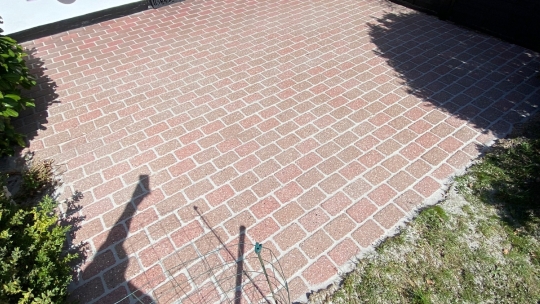 Terrassefliser efter professionel fliserens ved bolig