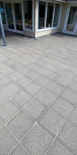 Rene fliser på terrasse efter rensning