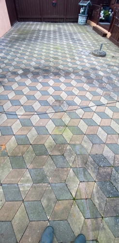 Mønstrede terrassefliser før professionel fliserens