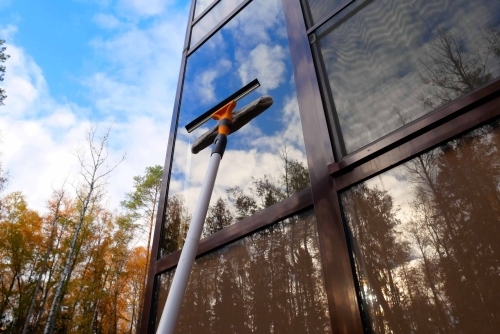 Vinduesvask med teleskopstang på facade