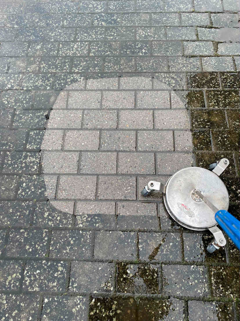 Effektiv fliserens af terrasse som fjerner snavs, alger og belægninger